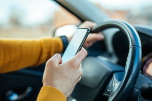 hands texting while driving